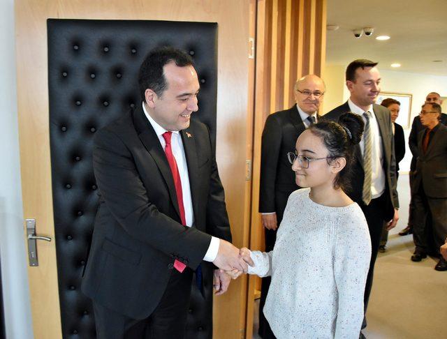 Akhisar'da başkan koltuğuna şehit kızı Sude Nur oturdu