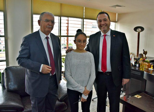 Akhisar'da başkan koltuğuna şehit kızı Sude Nur oturdu