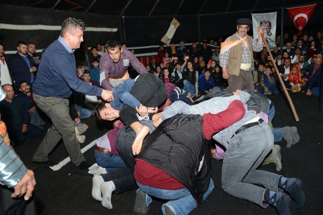 Teknolojiye yenik d&uuml;şen oyunlar sergilediler