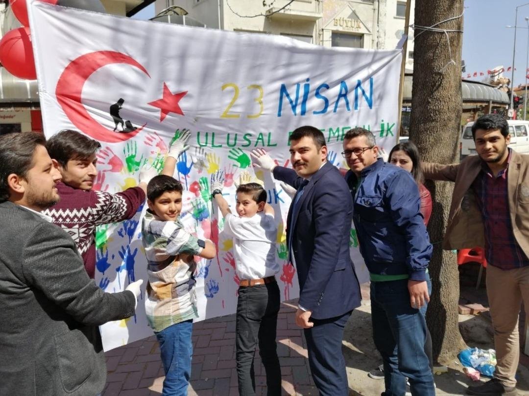 Ellerini boyayan &ccedil;ocuklar, T&uuml;rk Bayraklı beyaz afişe el izlerini bıraktılar