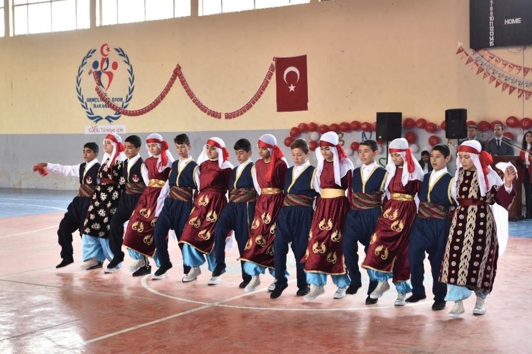 Ahlat, Tatvan, G&uuml;roymak ve Hizan&rsquo;da 23 Nisan coşkusu