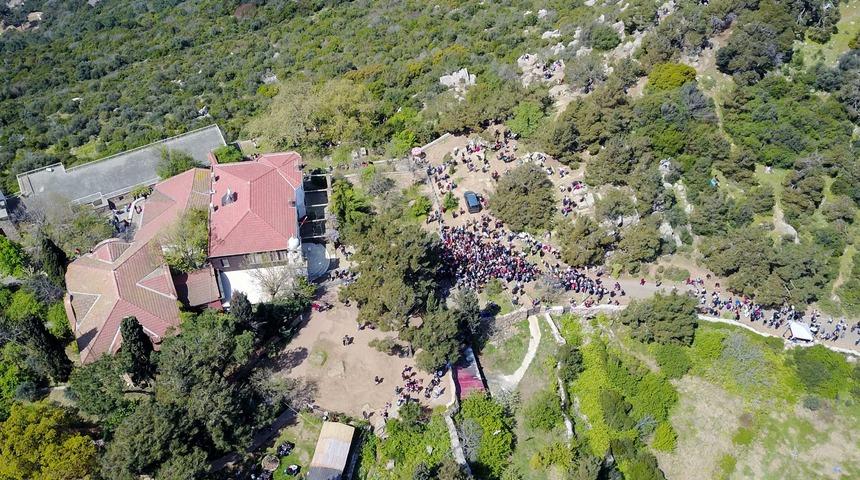 - Dileklerinin kabul olması i&ccedil;in Aya Yorgi'ye tırmandılar