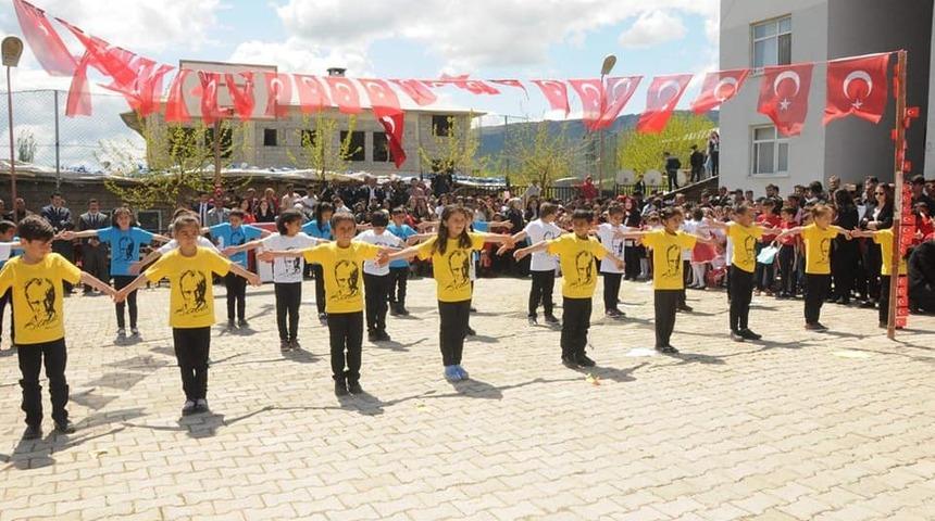 Derecik&rsquo;te 23 Nisan coşkulu kutlandı