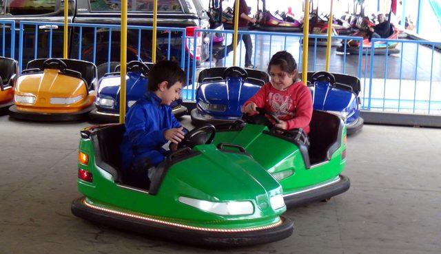 Çocuklar, bayramlarını lunaparkta geçirdi