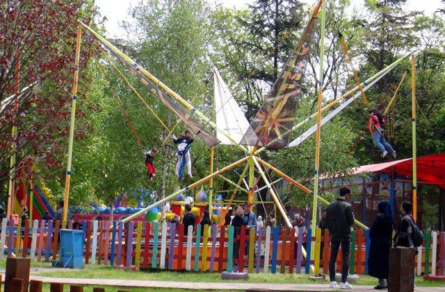 Çocuklar, bayramlarını lunaparkta geçirdi