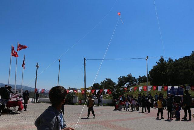 Kuşadası’nda çocuklar için uçurtma şenliği düzenlendi