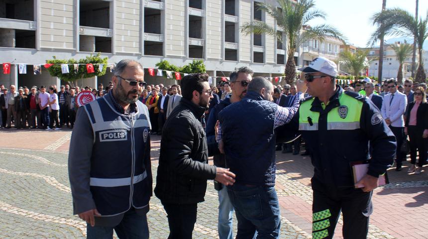 Kaymakamın &ccedil;elenk koyma programına katılmamasına tepki g&ouml;sterdi