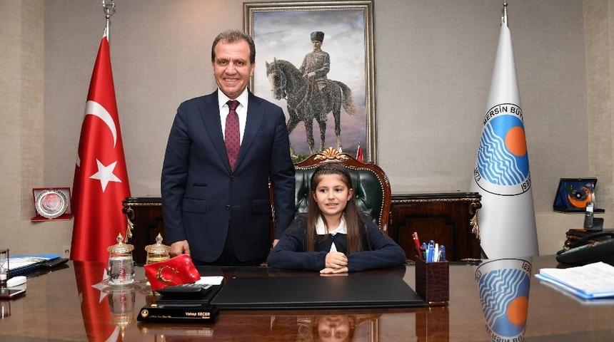 Başkan Se&ccedil;er, koltuğunu minik İdil&rsquo;e devretti