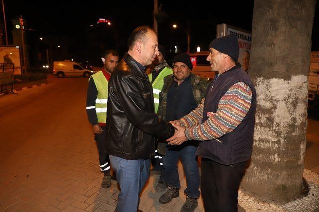 Başkan Akın eline hortumu aldı, temizlik işçilerine yardım etti