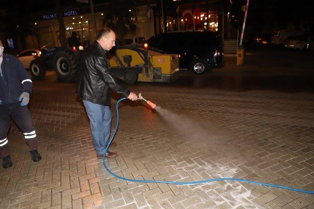 Başkan Akın eline hortumu aldı, temizlik işçilerine yardım etti