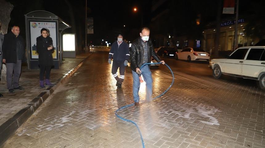 Başkan Akın eline hortumu aldı, temizlik iş&ccedil;ilerine yardım etti