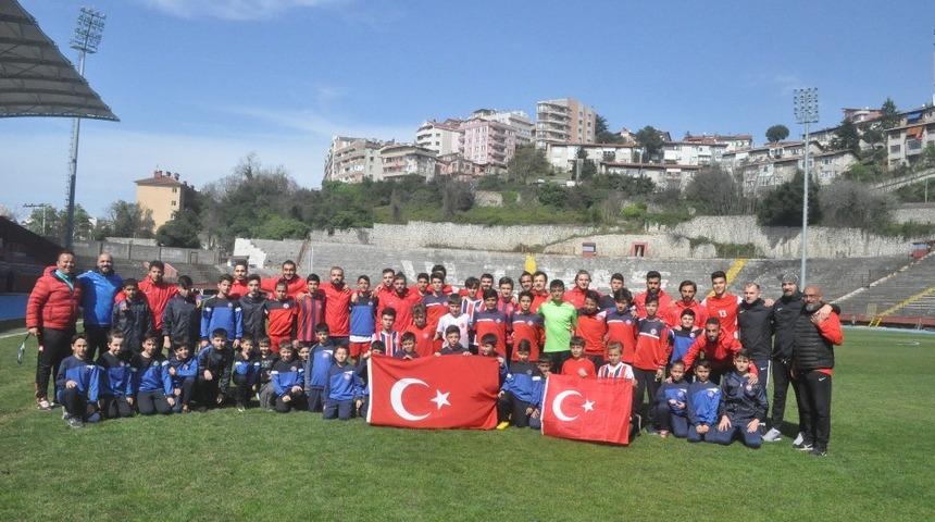 Zonguldak K&ouml;m&uuml;rspor ve altyapı 23 Nisanı kutladı