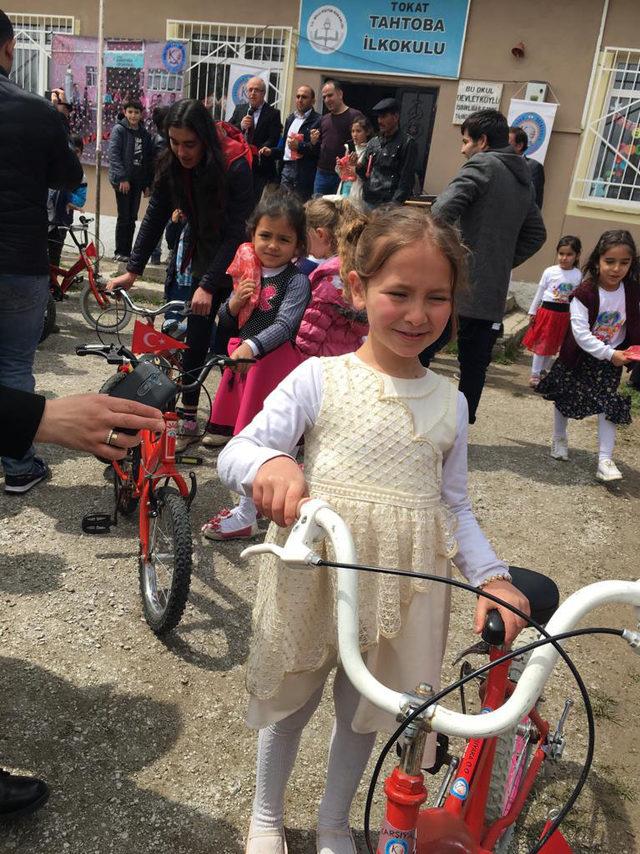 Bisikletlerini tamir edip, köy okulu öğrencilerine hediye ettiler
