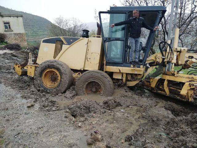 Gercüş’te köy yollarını açan iş makinesi çamura saplandı 1