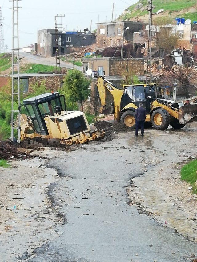 Gercüş’te köy yollarını açan iş makinesi çamura saplandı 2
