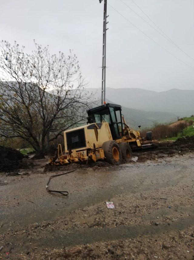 Gercüş’te köy yollarını açan iş makinesi çamura saplandı 3