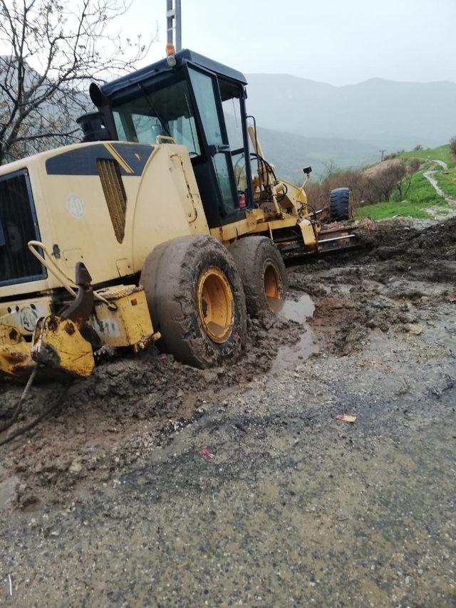Gercüş’te köy yollarını açan iş makinesi çamura saplandı 4