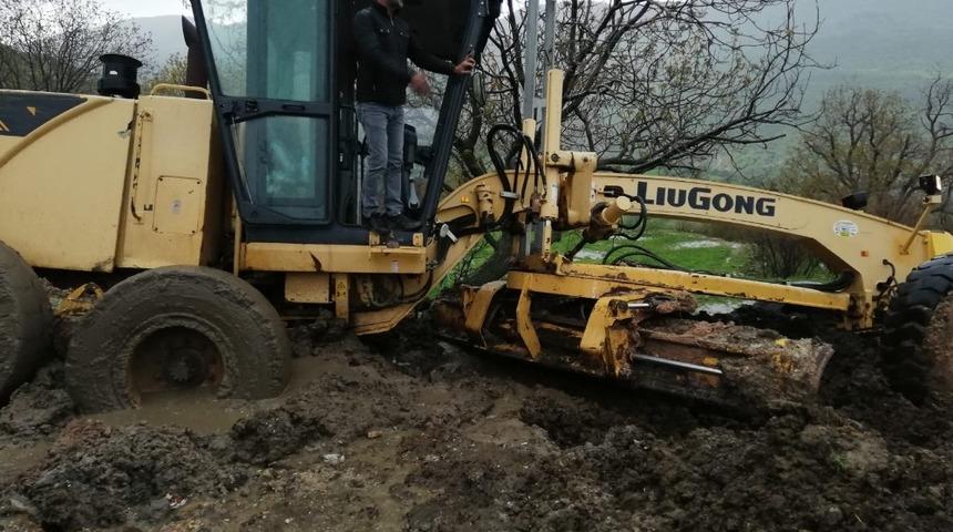 Gerc&uuml;ş&rsquo;te k&ouml;y yollarını a&ccedil;an iş makinesi &ccedil;amura saplandı