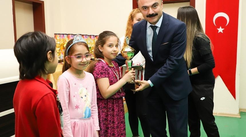 Alkışlar minik satran&ccedil;&ccedil;ılara