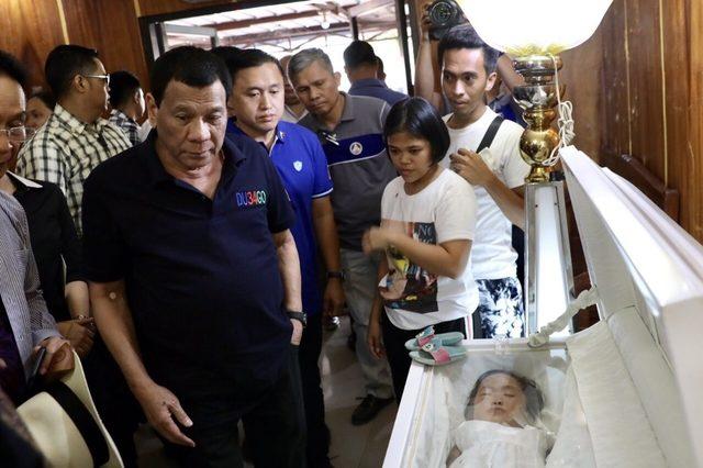 Filipinler Devlet Başkanı Duterte’den deprem bölgesine ziyaret