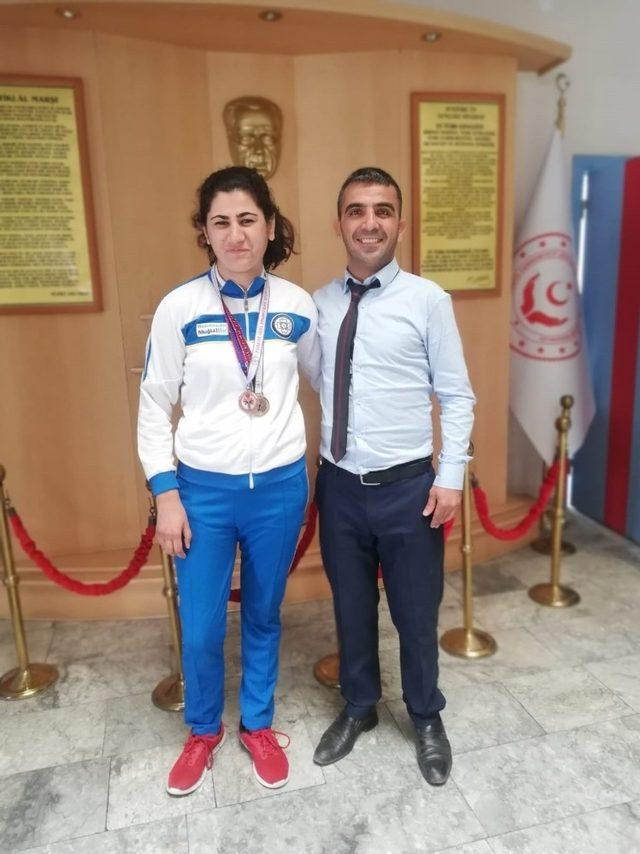 Özel öğrenci atletizm yarışlarında 2 madalya birden aldı