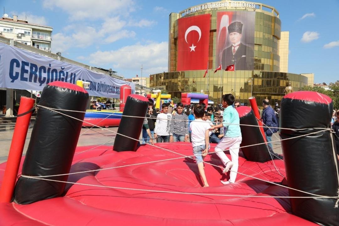 Aydın B&uuml;y&uuml;kşehir 23 Nisan&rsquo;ı &ccedil;ocuklarla şenlik havasında kutladı