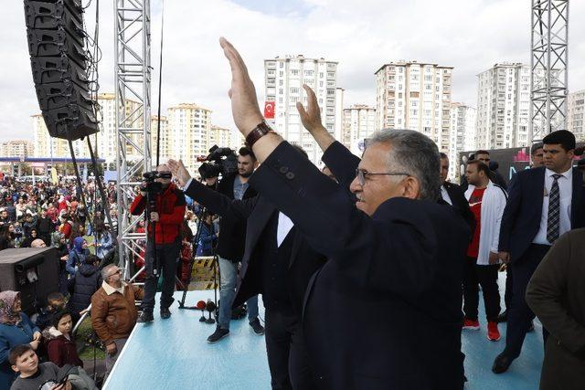 Büyükşehir Belediyesi’nin 23 Nisan Şenliği’ne yaklaşık 10 bin kişi katıldı