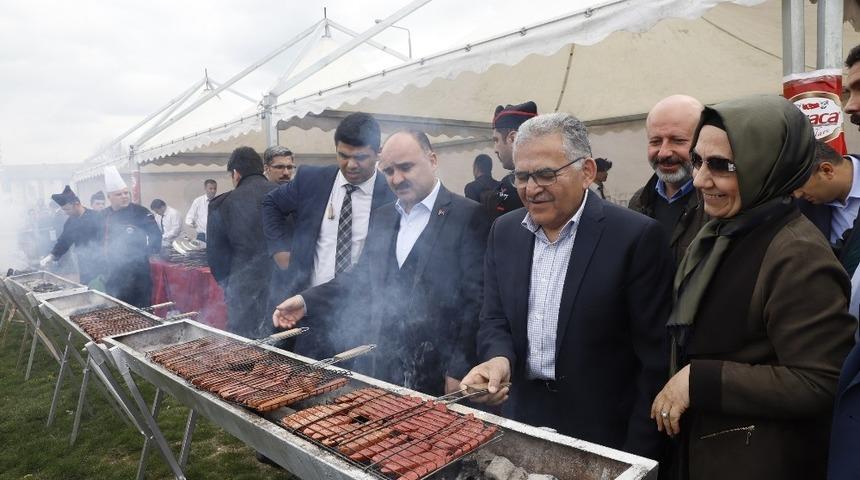 B&uuml;y&uuml;kşehir Belediyesi&rsquo;nin 23 Nisan Şenliği&rsquo;ne yaklaşık 10 bin kişi katıldı