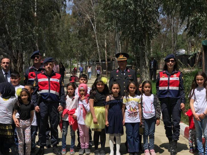 Jandarma çocukları sevindirdi G3