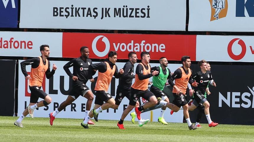 Beşiktaş'ta Quaresma ve Adriano takımla çalıştı