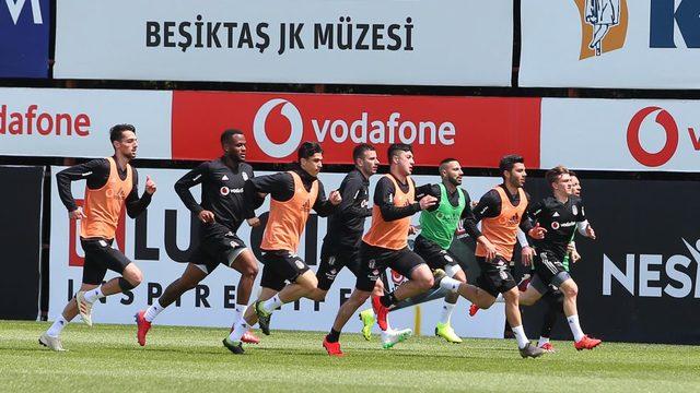 Beşiktaş'ta Quaresma ve Adriano takımla çalıştı