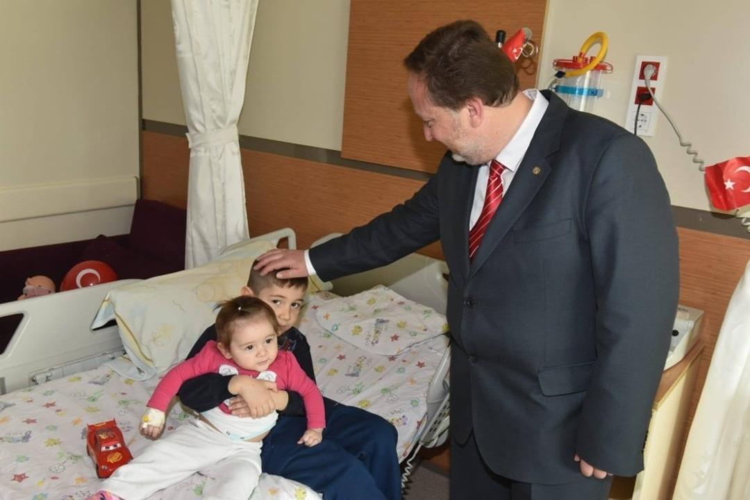 Başkan Orkan&rsquo;dan hasta &ccedil;ocuklara 23 Nisan s&uuml;rprizi