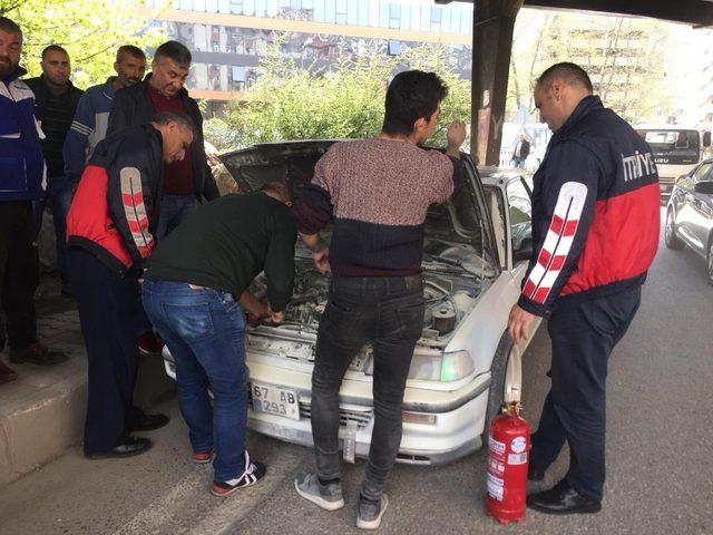 Seyir halindeki otomobilde yangın çıktı