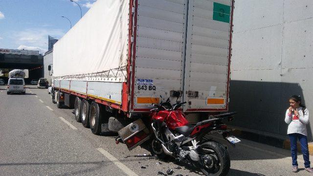 Bakımdan yeni çıktı, otoparka giderken motosiklet çarptı