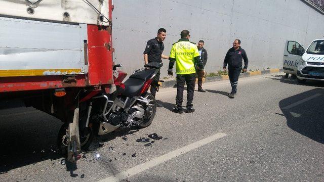 Bakımdan yeni çıktı, otoparka giderken motosiklet çarptı