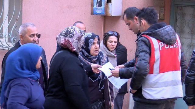 Kağıthane'de tahliye edilen evlerinden değerli eşyalarını aldılar