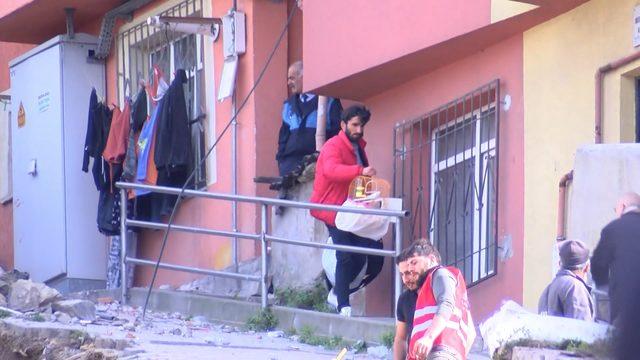 Kağıthane'de tahliye edilen evlerinden değerli eşyalarını aldılar