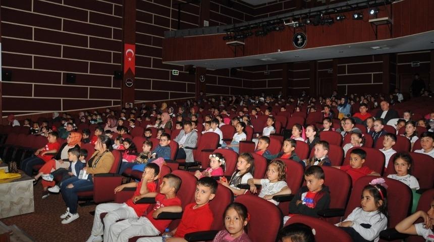 Akşehir Belediyesinden &ccedil;ocuklara 23 Nisan s&uuml;rprizi