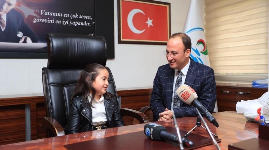 Başkan &Ouml;rki 23 Nisan geleneğine uyarak koltuğunu devretti