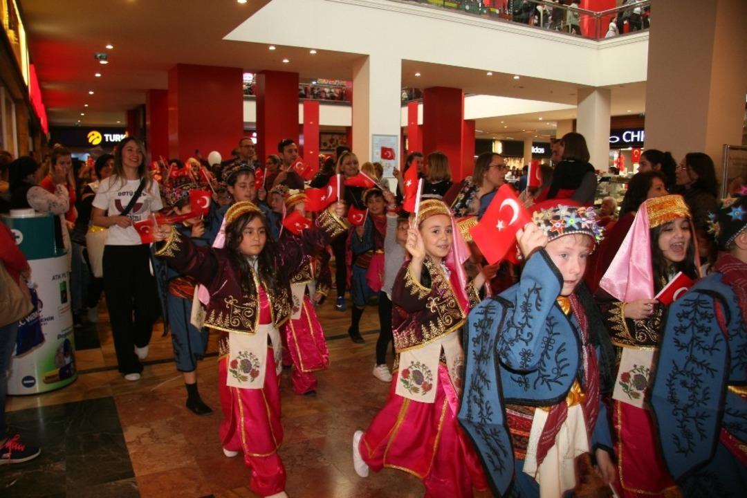 AVM ortasında bandolu g&ouml;steriyi g&ouml;ren telefonlarına sarıldı