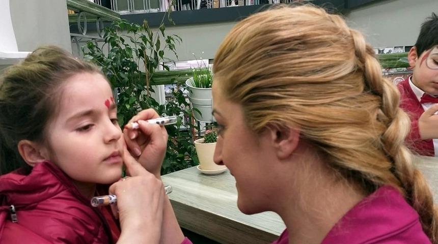 &Ccedil;ocukların y&uuml;zlerini boyayıp, indirim yaptılar