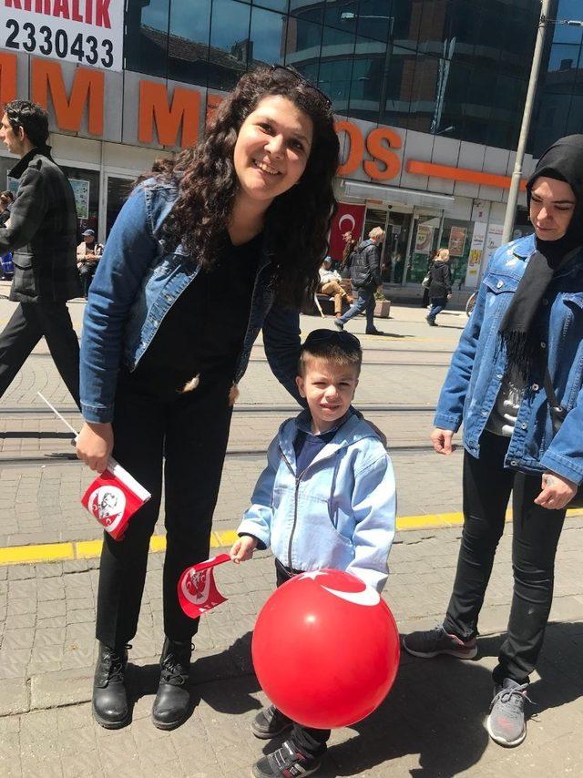 Asenalar çocuklara Türk bayrağı ve balon dağıttı