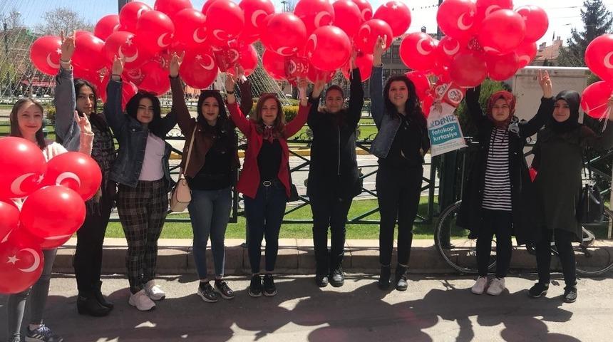 Asenalar &ccedil;ocuklara T&uuml;rk bayrağı ve balon dağıttı