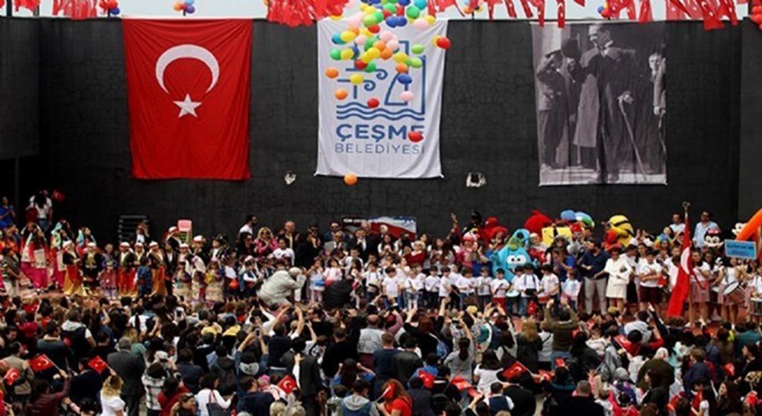 &Ccedil;eşme&rsquo;de karnaval gibi &ccedil;ocuk şenliği