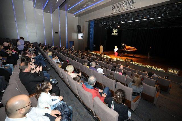 Gülsin Onay çocukların bayram sevincine ortak oldu