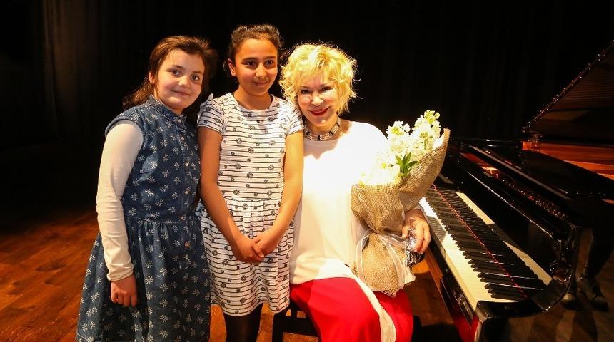 G&uuml;lsin Onay &ccedil;ocukların bayram sevincine ortak oldu