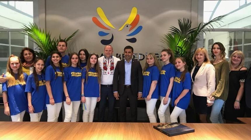 Kuşadası&rsquo;ndaki 23 Nisan coşkusuna Ukraynalı &ccedil;ocuklar renk kattı