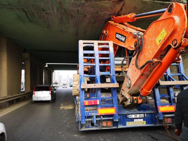 Kartal'da iş makinesi taşıyan TIR köprü altında sıkıştı