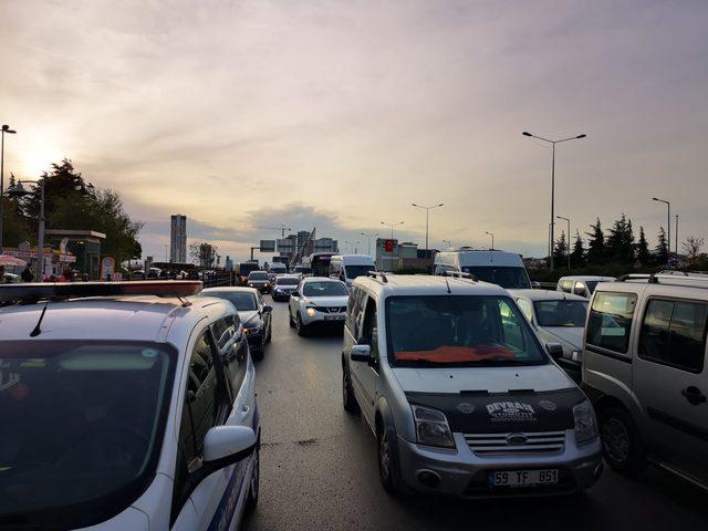 Kartal'da iş makinesi taşıyan TIR köprü altında sıkıştı