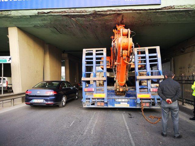 Kartal'da iş makinesi taşıyan TIR köprü altında sıkıştı